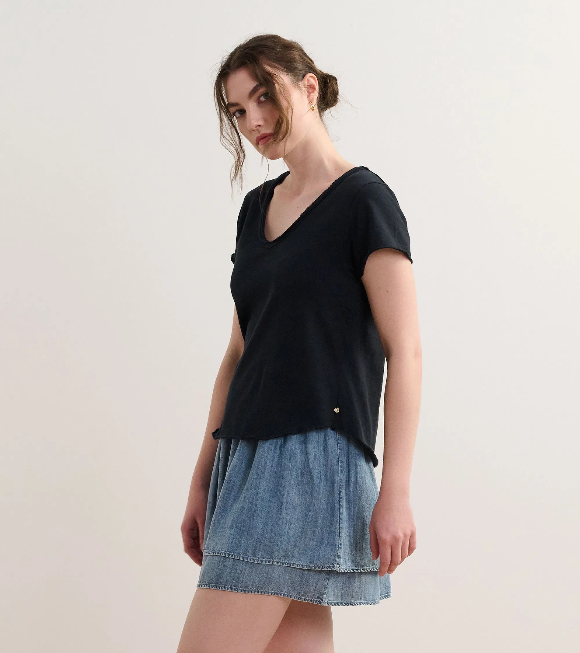 Sadie V-Neck Tee - Black -Hatley